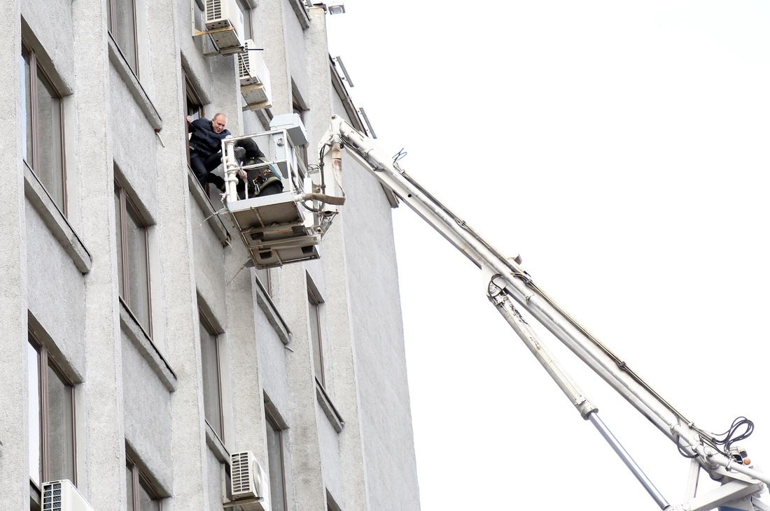 Спасение работников из окна здания