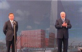 Президент Республики Беларусь Александр Лукашенко (справа) и Председатель Правления ПАО "Газпром" Алексей Миллер во время открытия торжественной церемонии