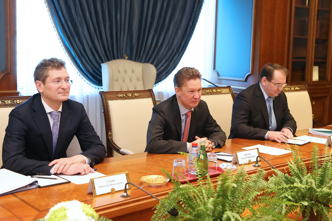 Председатель Правления ОАО "Газпром" Алексей Миллер (в центре)