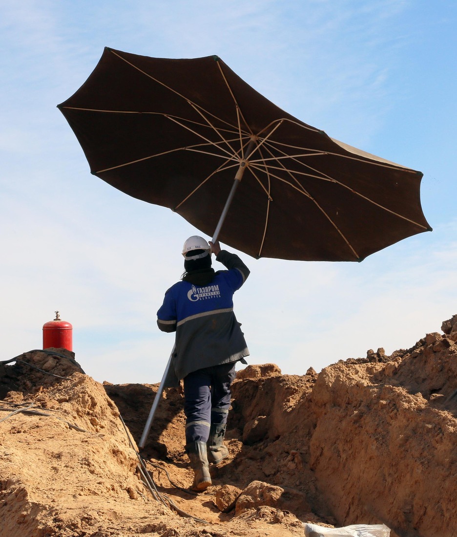 Работник "Несвижского УМГ" переносит специальный защитный зонт
