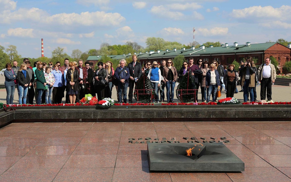 Участники экскурсии отдают дань памяти павшим героям Брестской крепости