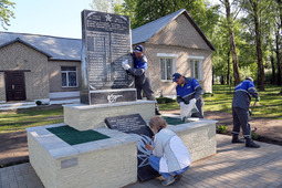 Работники филиала "Несвижское УМГ" восстанавливают памятник