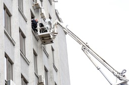 Спасение работников из окна здания