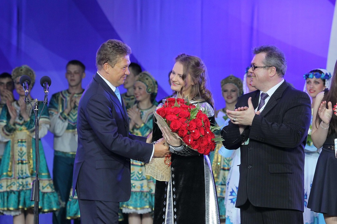 Председатель Правления ОАО "Газпром" Алексей Миллер вручает цветы представителям делегации ОАО "Газпром трансгаз Беларусь"