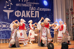 На сцене — народный ансамбль белорусской песни и музыки "Сузор'е" (Осиповичское УМГ)