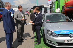 Генеральный директор ОАО "Газпром трансгаз Беларусь" Владимир Майоров (в центре) посетил экспозицию