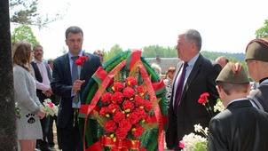 Юрий Хлопонин возлагает венок к памятнику погибшим