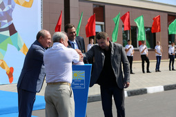 Торжественный «запуск» комплекса — символическую кнопку нажимают Николай Шерстнёв, Виталий Маркелов, Максим Рыженков и олимпийский чемпион по боксу Виктор Зуев