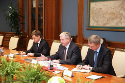 Премьер-министр Республики Беларусь Владимир Семашко (в центре)