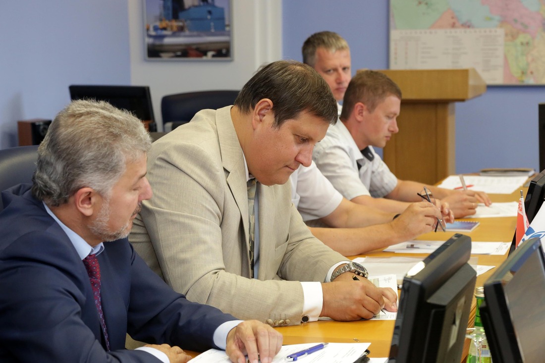 Владимир Майоров подписывает График выполнения работ по созданию комплекса по сжижению природного газа в Республике Беларусь
