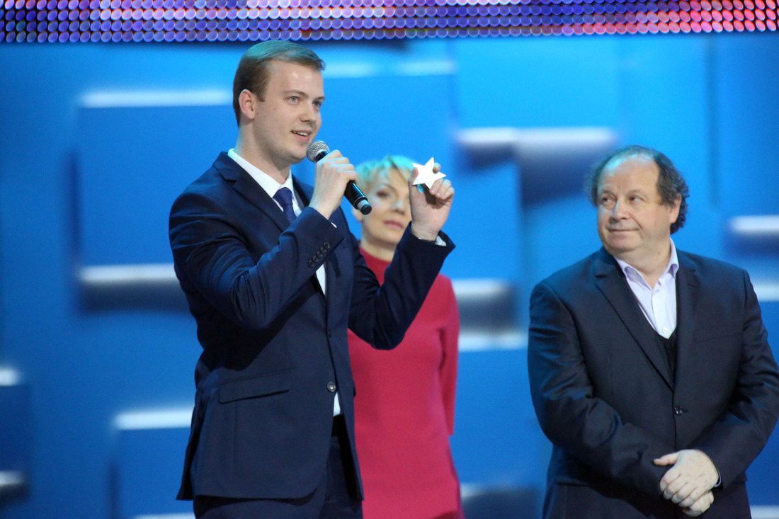 Пресс-секретарь ОАО "Газпром трансгаз Беларусь" Игорь Горский (слева) вручает символическую звезду от имени компании