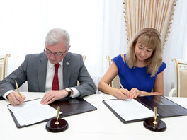 Министр здравоохранения Республики Беларусь Валерий Малашко и директор фонда Наталья Маханько поставили свои подписи сразу под тремя документами