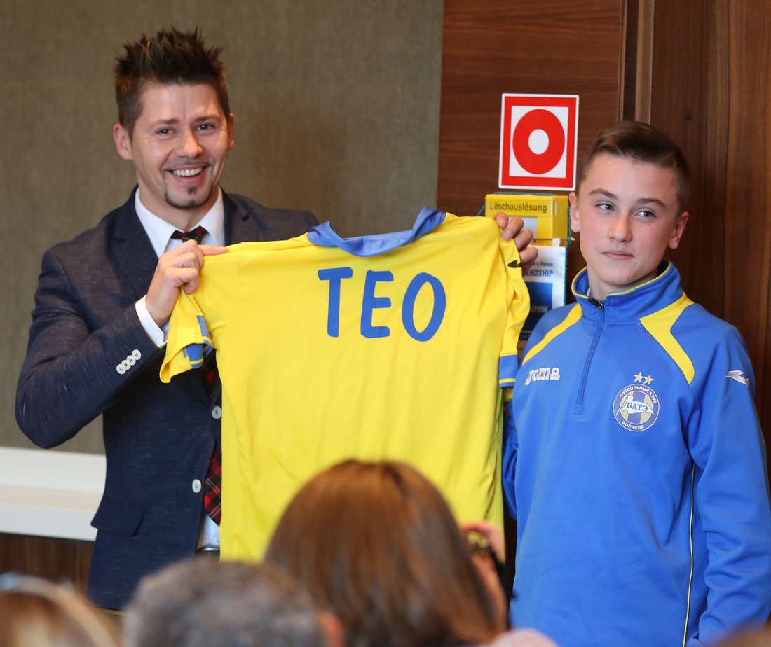 Вручение Послу проекта ТЕО символической именной футболки клуба "БАТЭ"