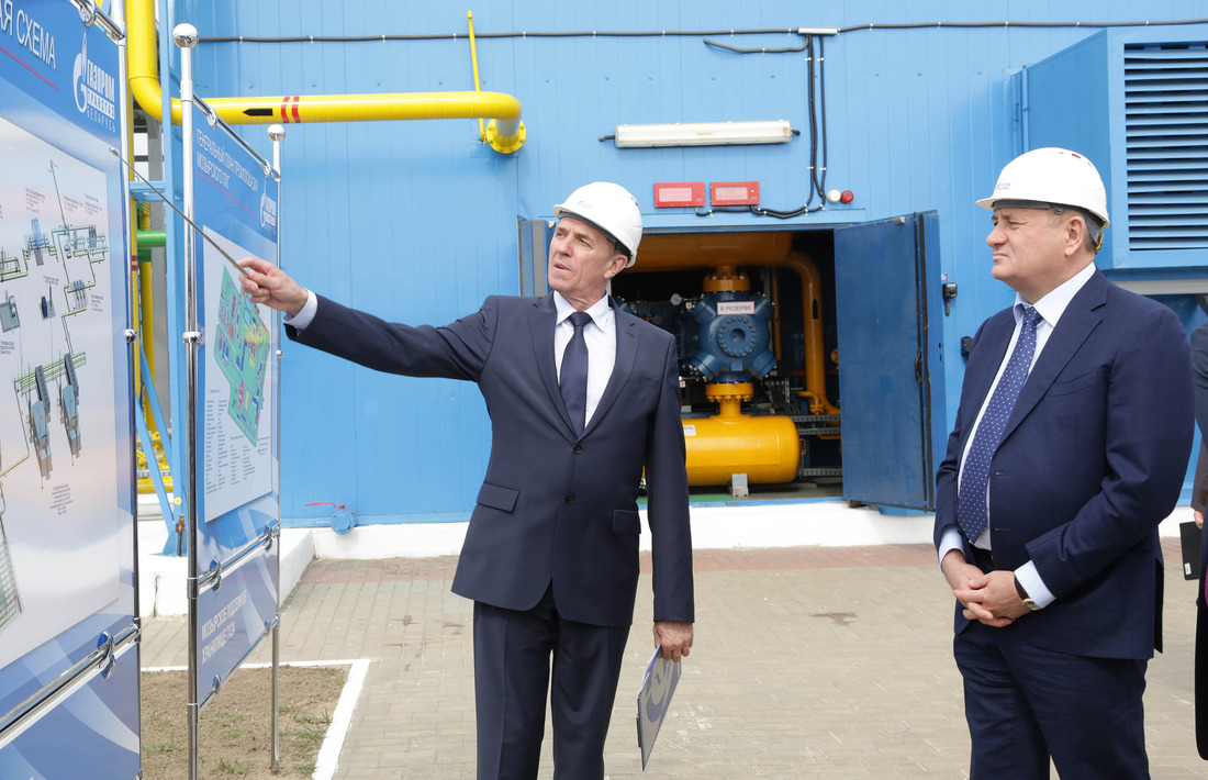 Начальник филиала "Мозырское подземное хранилище газа" Виктор Лукомский проводит экскурсию по объектам ПХГ