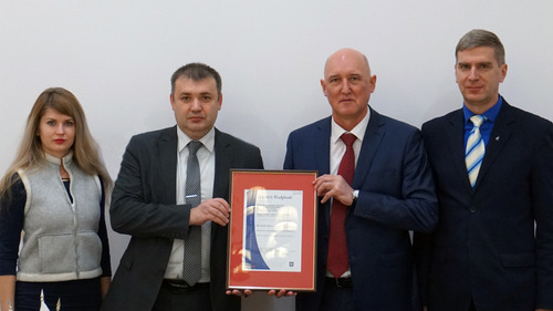 Вручение сертификата ISO 45001 главному инженеру — первому заместителю ОАО "Газпром трансгаз Беларусь" Владимиру Аусеву (центр,справа)