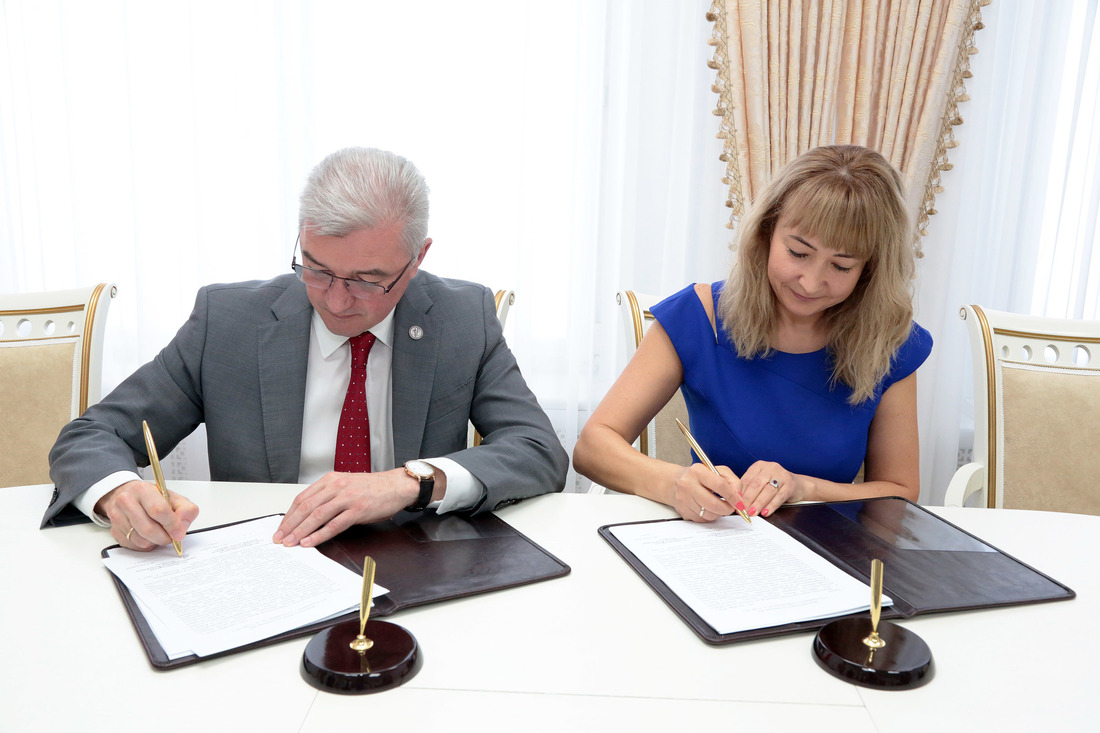 Министр здравоохранения Республики Беларусь Валерий Малашко и директор фонда Наталья Маханько поставили свои подписи сразу под тремя документами