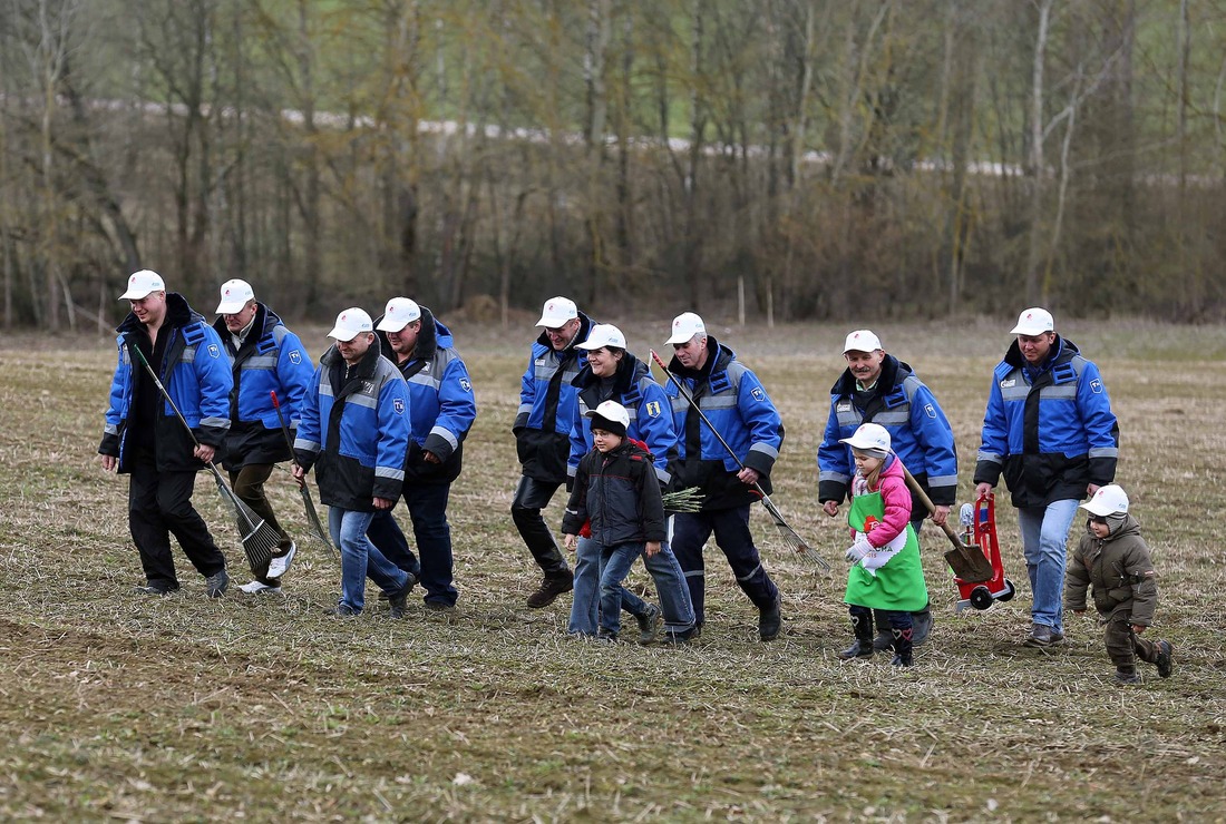 Работники филиала "Управление "Минскавтогаз"" вместе с детьми прибывают к месту субботника в Логойском районе