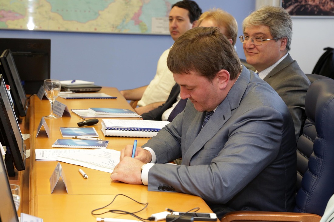 Михаил Лихачев подписывает График выполнения работ по созданию комплекса по сжижению природного газа в Республике Беларусь