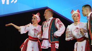 На сцене "Факела" — искрометный коллектив "Аксамiт" из Беларуси