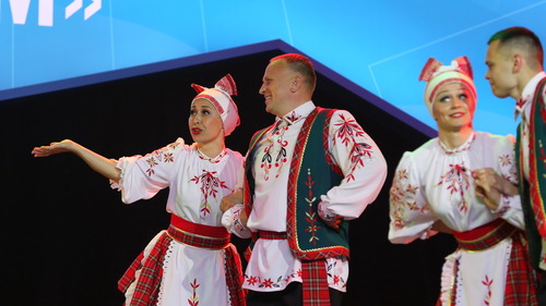 На сцене "Факела" — искрометный коллектив "Аксамiт" из Беларуси