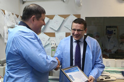 Владимир Майоров (слева) вручает сертификат Константину Дроздовскому