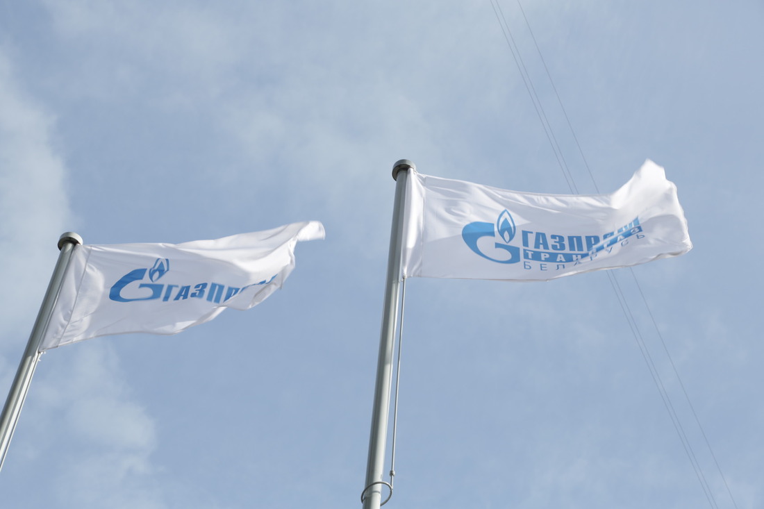 Официальные флаги ОАО "Газпром" и ОАО "Газпром трансгаз Беларусь"