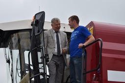 Заместитель генерального директора ОАО "Газпром трансгаз Беларусь" Дмитрий Аннюк (слева) знакомится с работой газомоторного комбайна