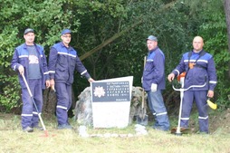 Работники филиала "Кобринское УМГ" проводят очистку территории, прилегающей к памятнику пограничникам