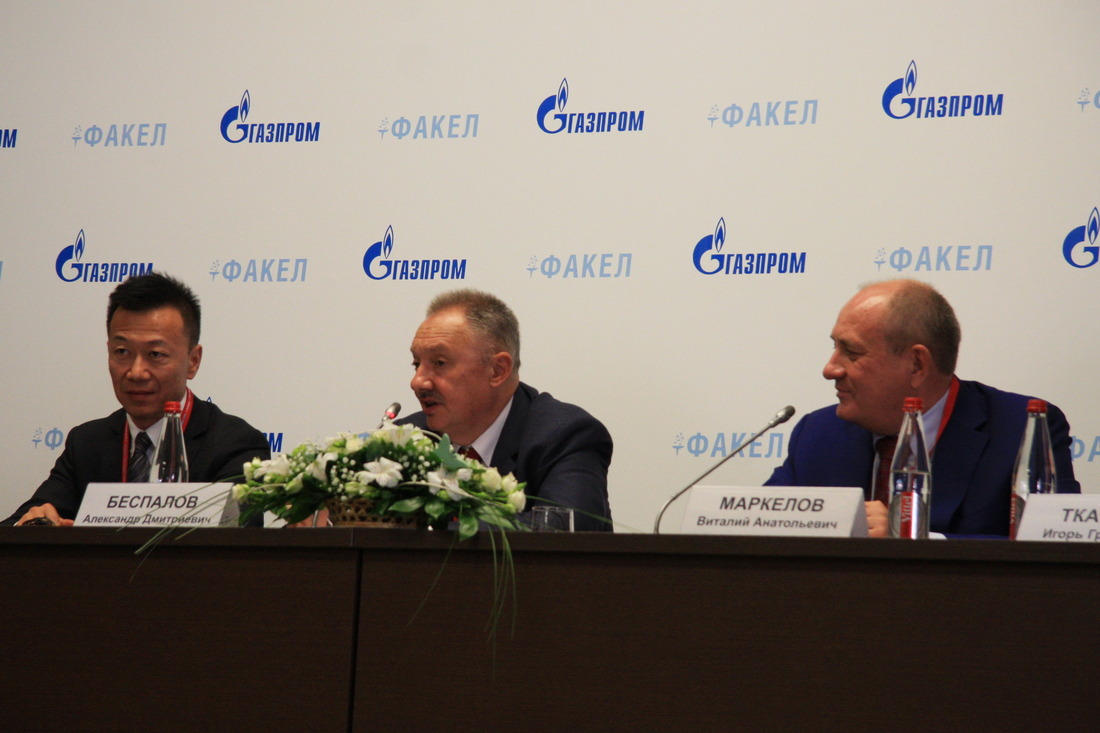 Выступает начальник Департамента ОАО "Газпром" Александр Беспалов (в центре)