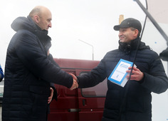 Юрий Ляшенко (справа) вручает ключи от квартиры начальнику газокомпрессорной службы Прибугского ПХГ Евгению Бессонову