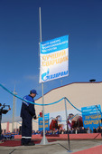 Торжественное поднятие флага смотра-конкурса осуществляет лучший сварщик ПАО "Газпром" 2013 года Алексей Саражин (ООО "Газпром трансгаз Югорск")