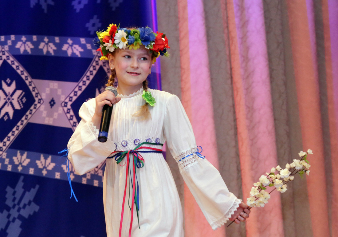 Великолепное исполнение Дарьей Толкач (9 лет, администрация) белорусской народной песни "Ой, вясна" потрясло жюри. Результат — все "десятки"!