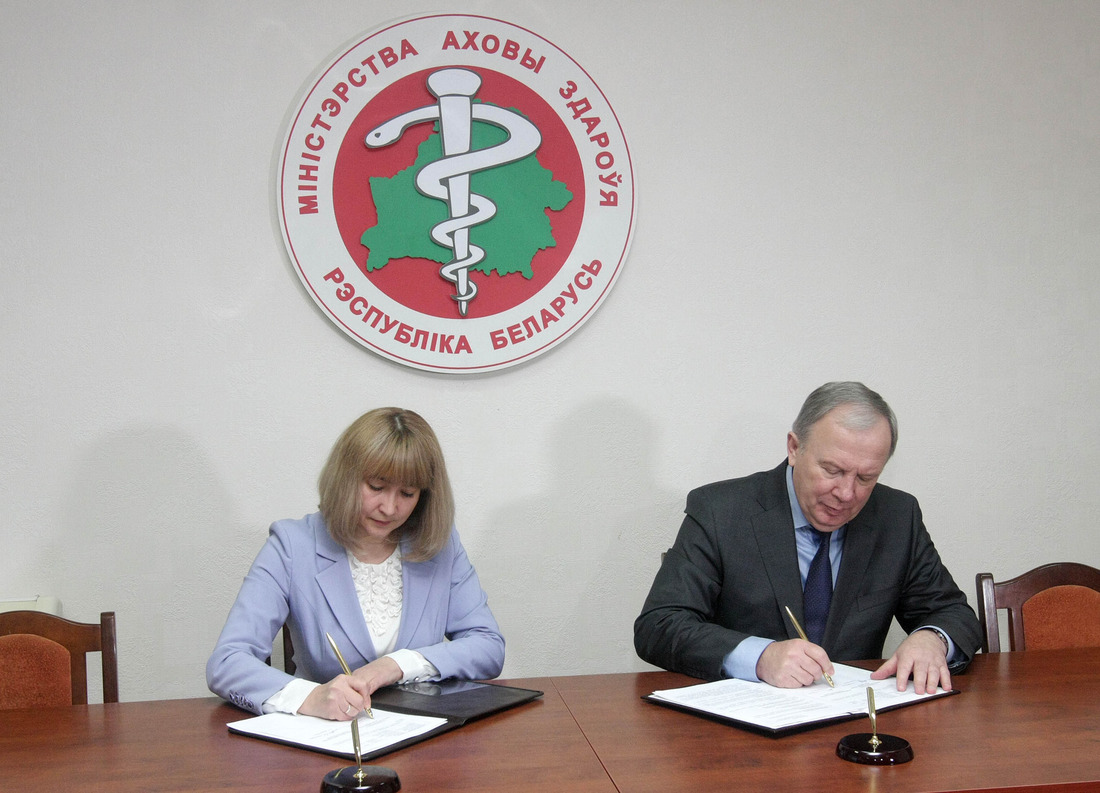 Министр здравоохранения Республики Беларусь Василий Жарко и Наталья Маханько подписывают Соглашение
